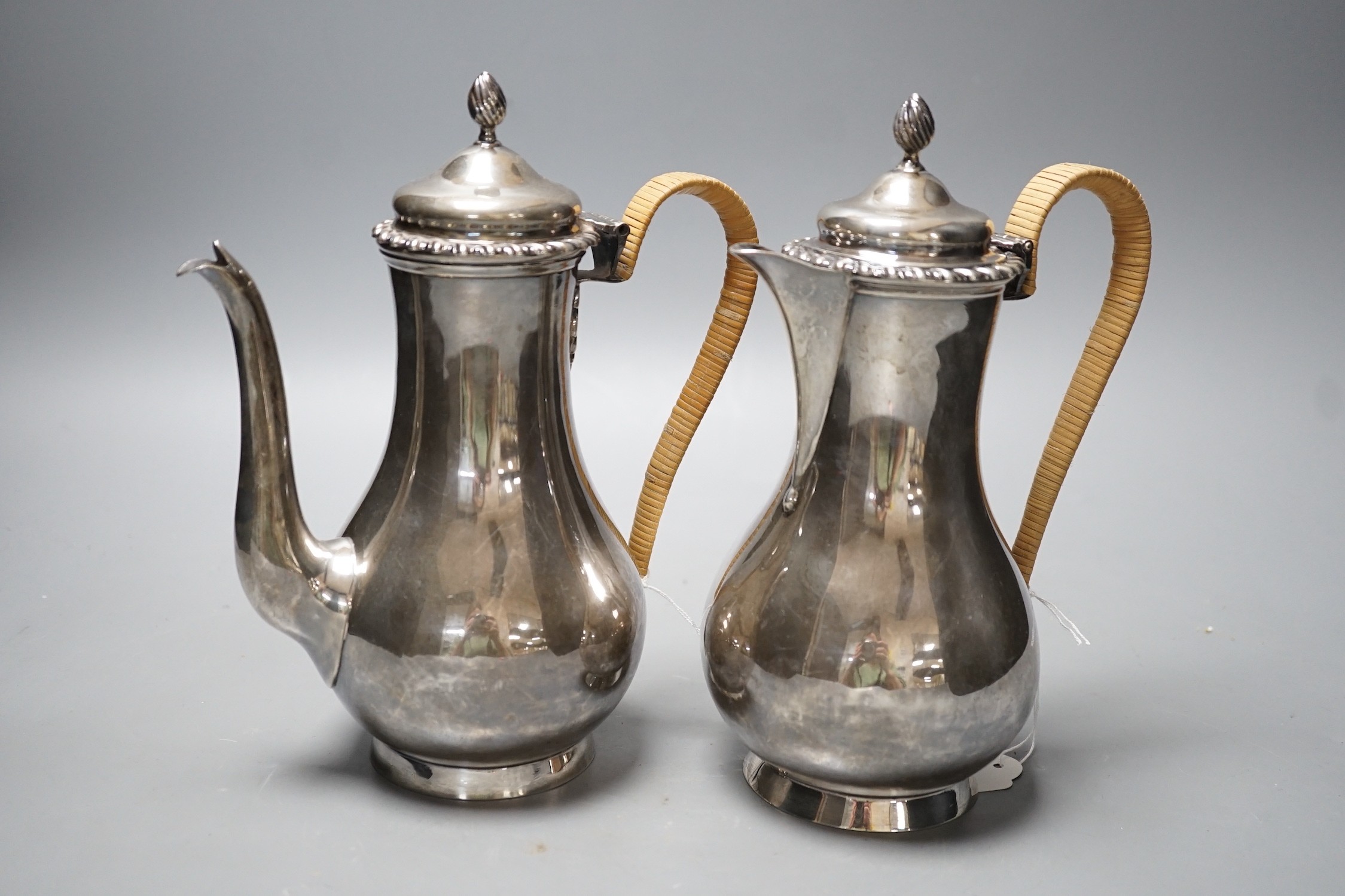 A matched early 20th century silver cafe au lait pair, London, 1900 & 1903, one by Edward Charles Purdie, height 21cm et infra, gross weight 31.1oz.